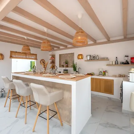 Newly Renovated 4-bed Coastal With Pool Appartement *