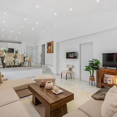 Newly Renovated 4-bed Coastal With Pool *