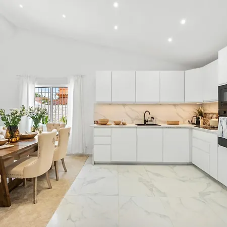 Newly Renovated 4-bed Coastal With Pool Appartement Marbella