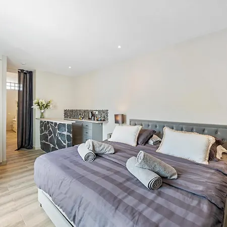Newly Renovated 4-bed Coastal With Pool Appartement *