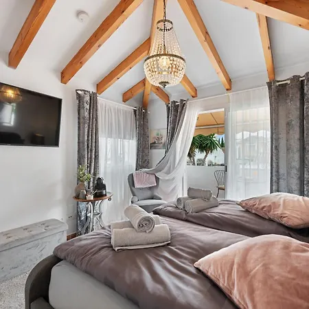 Newly Renovated 4-bed Coastal With Pool * Marbella