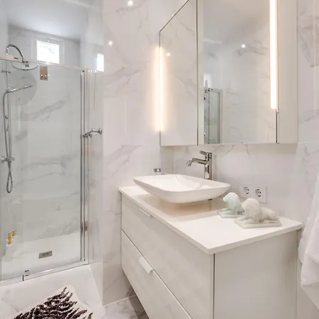 Newly Renovated 4-bed Coastal With Pool