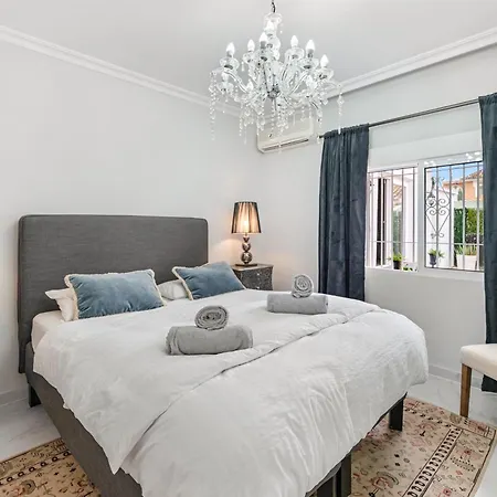 Newly Renovated 4-bed Coastal With Pool Appartement Marbella