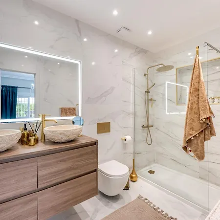 Newly Renovated 4-bed Coastal With Pool Appartement