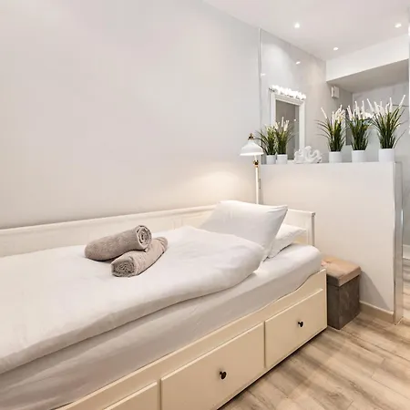Newly Renovated 4-bed Coastal With Pool *